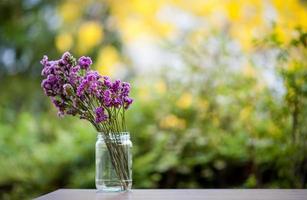 des fleurs violettes sont placées sur des planches de bois. photo