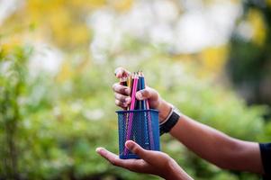 mains et crayons de plusieurs couleurs photo