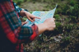 voyageurs sauvages grande aventure sauvage les montagnes, les arbres, les arbres et la carte. une de ses fêtes et vacances photo