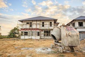 bétonnière de ciment sur le site de construction d'un nouveau bâtiment de maison photo