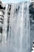 vue sur la cascade de skogafoss en hiver photo