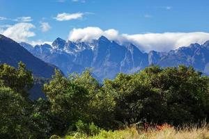 les alpes du sud enneigées en nouvelle-zélande photo