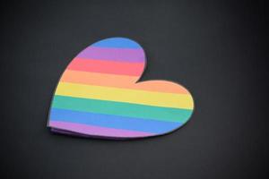 papier de couleur arc-en-ciel découpé en forme de coeur, concept pour la célébration de la communauté lgbt pendant le mois de la fierté et occasion spéciale lgbt dans le monde entier. photo