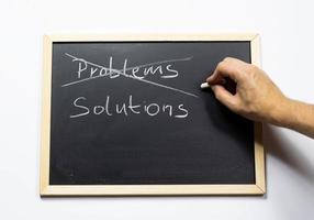 barrer des problèmes et écrire des solutions sur un tableau noir