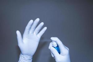 les médecins et les infirmières injectent du gel d'alcool pour tuer le virus et nettoyer les gants à l'hôpital ou au laboratoire. concept de nettoyage et de protection contre les virus dans le corps humain. photo