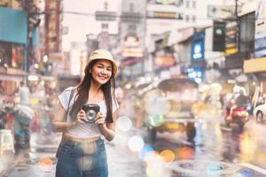 femme voyageuse asiatique avec appareil photo à chinatown.