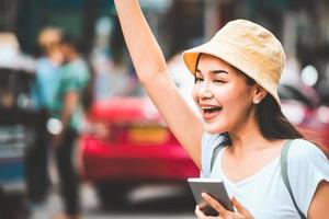 visite d'une femme asiatique à bangkok photo