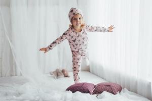 enfant en pyjama photo