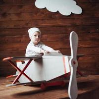 enfant qui joue avec un avion en bois photo