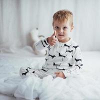 enfant en pyjama photo