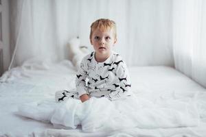 enfant en pyjama photo