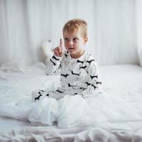 enfant en pyjama photo