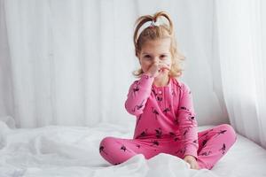 enfant en pyjama photo