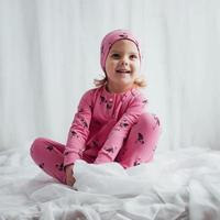 enfant en pyjama photo