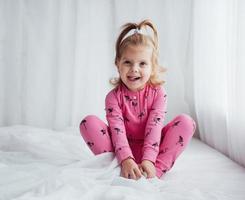 enfant en pyjama photo