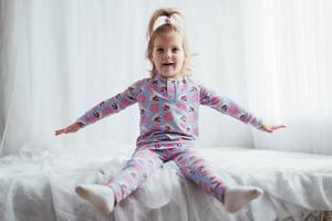 enfant en pyjama photo