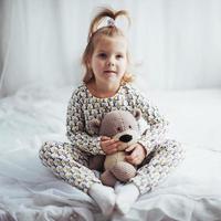 enfant en pyjama photo