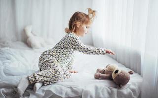 enfant en pyjama photo