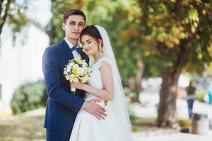 portrait de couple de mariage heureux à l'extérieur. fantastique journée d'été photo