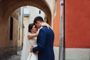 portrait de mariage d'un couple heureux. se lever et s'embrasser photo