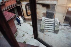 portrait de mariage d'un couple heureux. se lever et s'embrasser photo