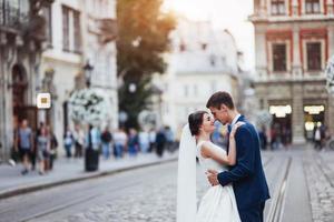 portrait de mariage d'un couple heureux. se lever et s'embrasser photo