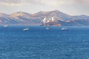 paysage marin avec vue sur les navires et les montagnes. Kamtchatka photo