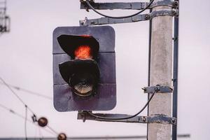 feu de circulation ferroviaire avec lumière rouge. simferopol, crimée photo