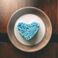 riz blanc cuit aux herbes de couleur bleue sur une table en bois. photo