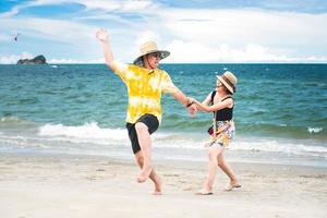 jeune couple drôle asiatique adulte se détendre voyager en plein air à la mer pendant les vacances d'été. photo