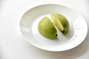 tranches de pomme verte sur une assiette blanche photo