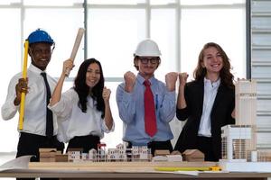 l'équipe d'architectes et d'ingénieurs célèbre le succès du travail au bureau photo