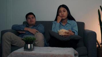 les couples asiatiques en ont assez de regarder des films. photo