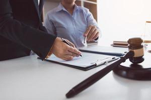 le conseiller juridique explique l'infraction à la loi dans le livre au bureau. photo