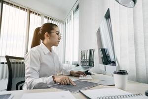 développement de la technologie de programmation et de codage travaillant dans un logiciel ingénieurs développant des applications au bureau. photo