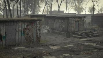 bâtiments anciens et abandonnés dans une petite ville photo