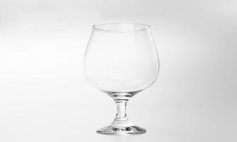 verre de brandy blanc sur fond blanc rendu 3d photo