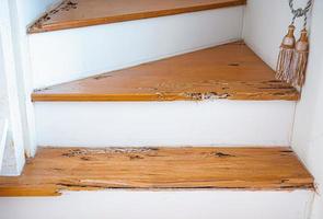 escaliers de la maison qui ont été piqués par les termites. le bois a été cassé car il a été détruit par les termites. photo
