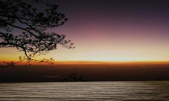 la scène de la surface de l'écorce des arbres avait un paysage, un arrière-plan, des pins et des chaînes de montagnes le matin. Le soleil se lève. rendu 3d photo