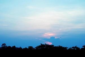 ciel et soleil bleu et orange dans le ciel en été. photo