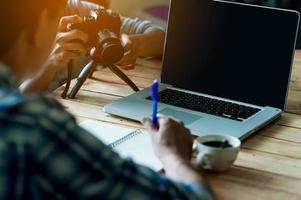 écrire sur papier au travail sur la table le matin, idées d'affaires. il y a de la place pour la copie. photo