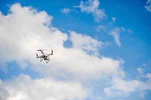équipement de photographie aérienne volant dans le ciel bleu. et copier l'espace photo