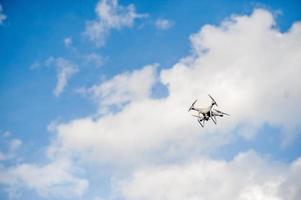 équipement de photographie aérienne volant dans le ciel bleu. et copier l'espace photo