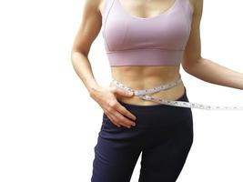 Femme au foyer de 40 ans avec exercice et soins de santé. fille en vêtements d'exercice et soutien-gorge de sport et pantalon d'exercice. la fille au corps en forme et ferme. photo