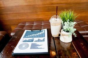 bureau supérieur de l'espace de travail avec feuille de calcul pour ordinateur portable et café et il y a de l'espace pour la copie. photo