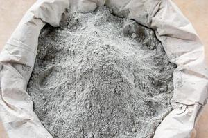 poudre de ciment dans un emballage en sac photo