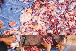 vue de dessus de la viande hachée à la main le jour islamique de l'aïd al-adha photo