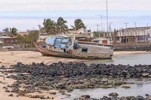 vieux bateau échoué sur une plage photo