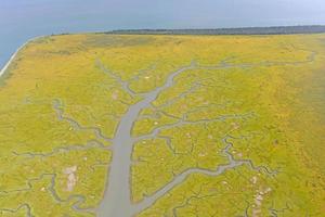 estuaire coloré sur une côte éloignée vue d'en haut photo