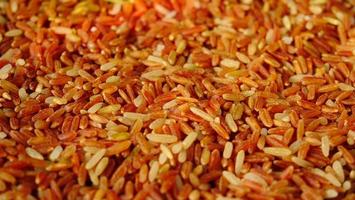 variétés de grains de riz riz au jasmin rouge ou riz brun rouge. nouvelle variété indigène de thaïlande. la vitamine b aide à traiter les allergies. et ne provoque pas de réactions allergiques adaptées aux patients souffrant d'anémie. photo